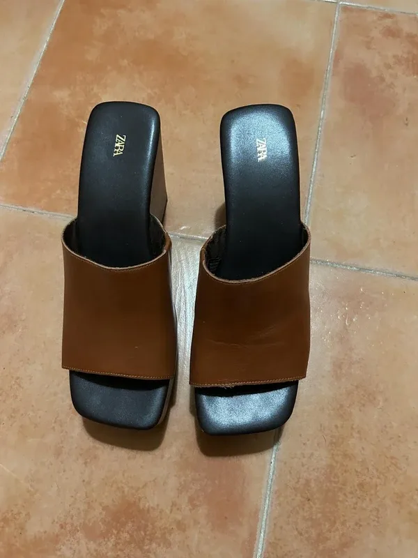 Coin haut en bois recouvert de cuir.