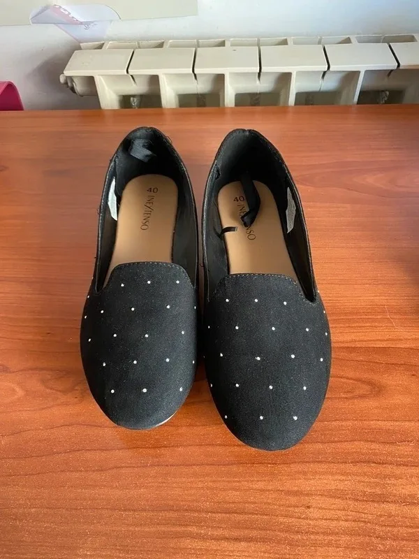 👠✨ **Ballerines à clous : élégance et caractère !** ✨👠