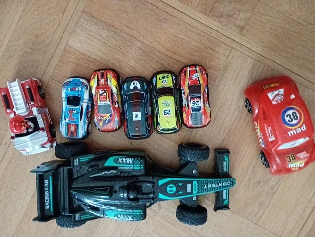 Lot de voitures jouets