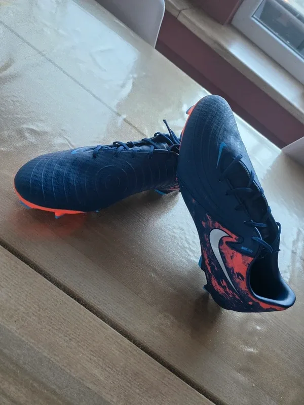 Baskets de foot Nike force 9 pointure 44