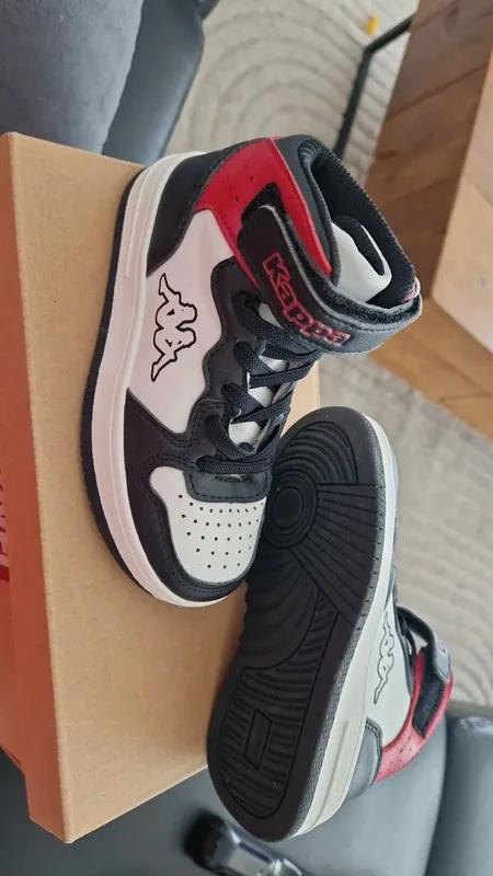 Vends chaussures garçon neuve