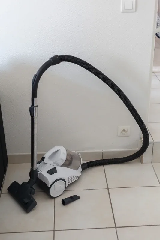 Aspirateur sans sac Bluesky BVC16BL-17 – Blanc – 700W