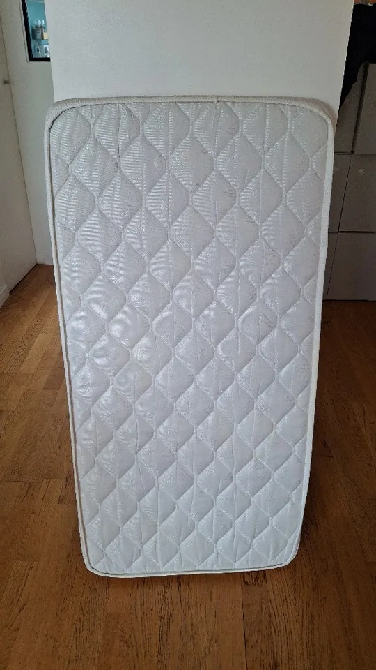 🛏️✨ Matelas blanc : confort et qualité pour de belles nuits ! ✨🛏️